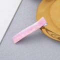 Detalle de pinza para el cabello rectangular de acetato rosa jaspeado con brillo irisado - Rosa