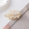 Elegante fermaglio per capelli a foglia con perle bianche e strass su lega dorata - Foglia di Perla