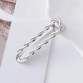 Dettaglio del fermaglio per capelli argento con trama intrecciata e base antiscivolo - Stile Intrecciato a Doppia Treccia Argento