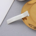 Primer plano de la pinza para el pelo rectangular de acetato con patrón mármol blanco - Blanco