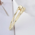 Dettaglio di un fermaglio per capelli in metallo dorato con trama antiscivolo lucida - Fermaglio Traforato Geometrico Aerodinamico Oro