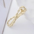 Dettaglio del fermaglio per capelli dorato a torsione con trama e chiusura a molla - Fiocco Intrecciato a Doppia Treccia Oro