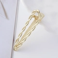 Dettaglio ravvicinato di un fermaglio per capelli dorato a spirale con impugnatura ruvida - Stile Intrecciato Vintage Oro