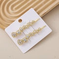 Dettaglio macro di fermagli per capelli dorati a forma di cuore con strass luminosi - Stile Cuore Dorato / Oro Cuore