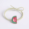 Detail eines Wassermelonen-Haargummis mit rosa Harz und grünem elastischem Band - Wassermelone