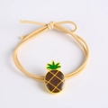 Gelbes elastisches Haargummi mit einem detaillierten Ananas-Anhänger mit Glitzer - Ananas