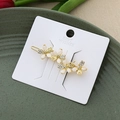 Barrette élégante en alliage doré avec trois fleurs papillon en opale et cristaux brillants - Fleur