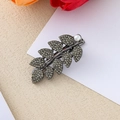 Fermaglio vintage a forma di foglia con strass grigi e una perla bianca - Nero