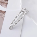 Fermaglio per capelli a onda argento con design a treccia a doppio filo su sfondo bianco - Forcina Intrecciata a Doppia Torsione Argento