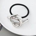 Punk-Stil Haargummi mit silbernem Metallknoten und elastischem Gummiband auf weißem Teller - Knoten Silber