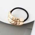 Detail eines goldenen Haargummis mit Hammerschlag-Textur und elastischer Kordel - Gold Doppelt Halbrund