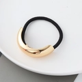 Nahaufnahme der minimalistischen goldenen C-förmigen Metall-Haargummis mit Glanzeffekt - Gold Einzeln Halbrund