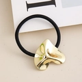 Elastico per capelli minimalista con ciondolo a cuore dorato su uno sfondo di colore neutro - Oro Cuore