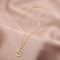 Collier doré avec pendentif lettre B orné d'une petite fleur et d'un zircon étincelant - Lettre B (Chaîne B)