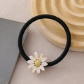 Minimalistisches elastisches Haargummi mit weißer Gänseblümchenblüte und goldener Mitte - Weißes Gänseblümchen-Stil