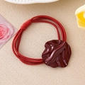Rotes elastisches Haargummi mit ovalem, plissiertem Harz-Charm im geometrischen Stil - Rot Plissee