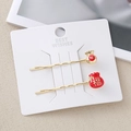 Barrettes chinoises dorées avec breloques sac de chance rouge sur carte de présentation - Style Sac de Fortune Richesse du Nouvel An