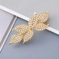 Elegante pinza para el pelo dorada con motivos de hojas y delicadas perlas blancas - Perla de imitación