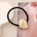 Élastique à cheveux noir avec breloque coquillage dorée texturée pour un look élégant - Escargot