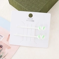Dettaglio di due fermagli per capelli a tulipano bianco su cartoncino regalo di qualità - Coppia Verde