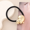 Détail d'un élastique à cheveux noir avec pendentif doré poli de forme animale minimaliste - Poulpe de Profil