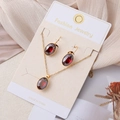Gedetailleerd overzicht van vintage gouden sieradenset met rode ovale kristallen - Ovaal Rood Set