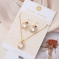 Detailweergave van de champagne kristallen ketting en oorbellen set op kaart - Ovaal Champagne Set