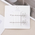 Barrettes à cheveux fleurs dorées élégantes avec cristaux sur carte de présentation - Fleur Blanche 4
