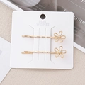 Lot de deux barrettes à fleurs dorées évidées avec strass brillants sur carte blanche - Style Fleur Dorée 4