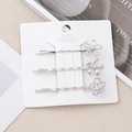 Détails de trois barrettes fleurs argentées avec cristaux sur carte de présentation blanche - Blanc Floral 1