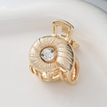 Détail d'une mini pince à cheveux dorée en alliage avec design en spirale et zircon brillant - Conque 2