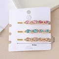 Vue détaillée de trois barrettes à cheveux en strass colorés avec motifs de fleurs - Ensemble de style nœud