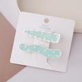 Gros plan de barrettes à pois bleu clair aux motifs ondulés et zigzag sur une carte - Blue Full Collection