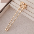 Elegante forcina per capelli a U in metallo dorato con nodo a cerchio su portagioie - Nodo