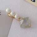 Eleganter Haarclip im französischen Stil mit drei Perlen und schillerndem Anhänger - Weiß Quadratische Perle