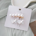 Elegante set di fermagli per capelli con perle e cuori bianchi su sfondo decorativo - Bianco Combo