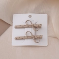 Lot de barrettes à nœuds à pois sur carte avec fond en maille beige doux - Marron