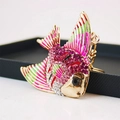 Llavero de pez tropical con diamantes de imitación morados y esmalte de colores en oro - Rosa