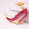 Portachiavi a forma di squalo con strass rosa e bianchi su placcatura dorata - Rosa