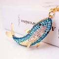 Portachiavi a forma di squalo con strass blu sfumati su base metallica dorata - Azzurro