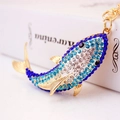 Portachiavi a forma di squalo scintillante con strass blu su sfondo minimalista - Blu scuro