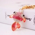 Portachiavi pesce rosso con strass rosa e pinne in smalto per borse da donna ed accessori - Rosa