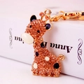Porte-clés girafe doré orné de strass champagne scintillants et fermoir mousqueton - Pêche