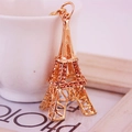 Gouden Eiffeltoren sleutelhanger met oranje strassteentjes en elegante metalen afwerking - Perzik