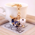 Porte-clés carpe koi en émail de style chinois avec dorure et strass sur une tasse - Bleu