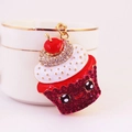 Simpatico portachiavi a cupcake con strass e ciliegina in un ambiente rosa - Rosso Prugna