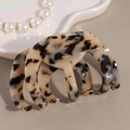 Dettaglio del fermaglio per capelli in acetato tartarugato con scritte dorate - Leopardo Cachi