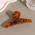 Dettaglio del fermaglio per capelli in acetato tartarugato con logo dorato France Handmade - Leopardo Ambra