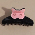 Detailansicht einer schwarzen Katzen-Haarklammer mit rosa Ohren und funkelnden Strasssteinen - Rosa