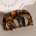 Dettaglio del fermaglio per capelli in acetato tartarugato fatto a mano con scritte - Leopardo Giallo